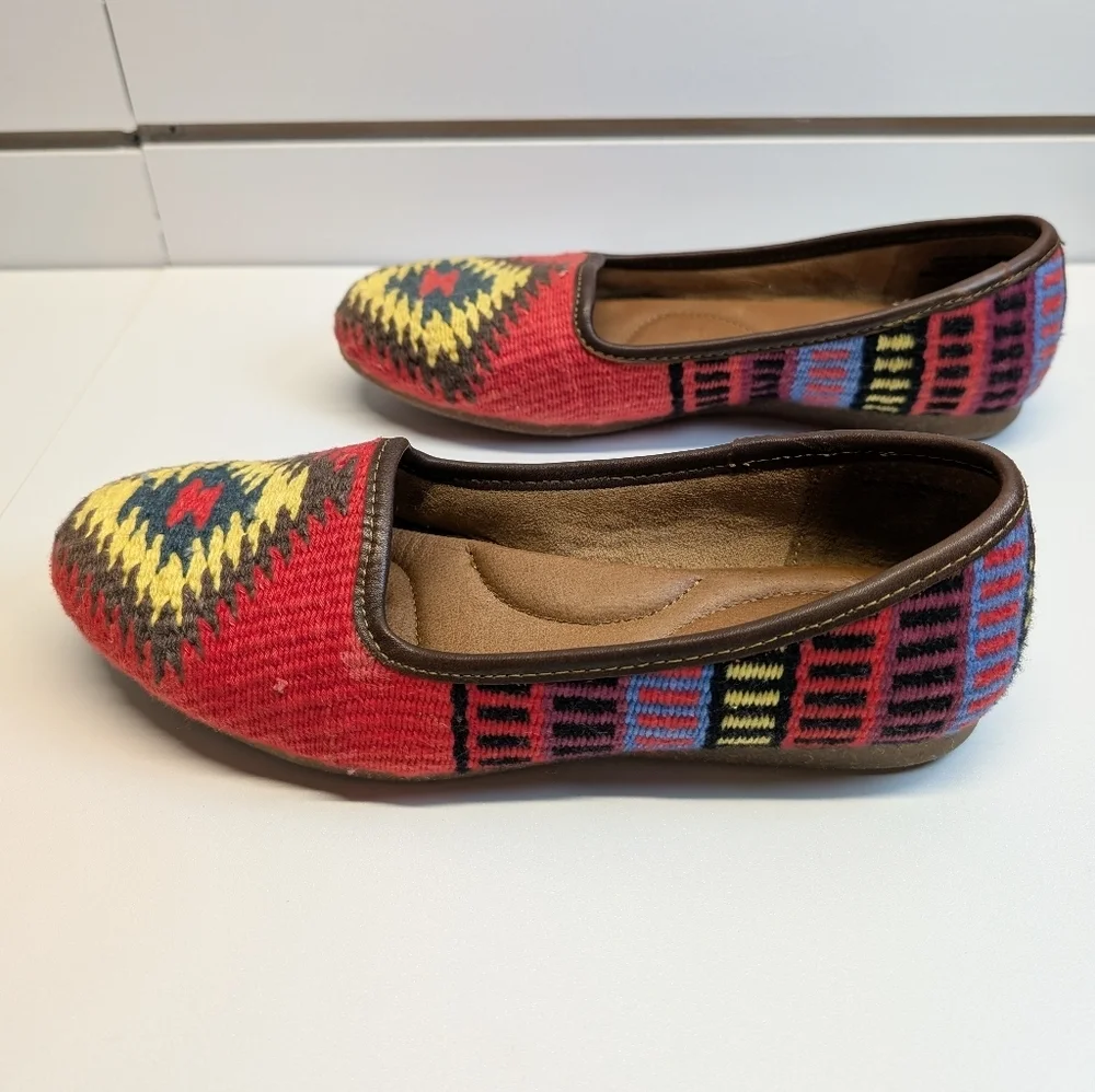 BORN Women’s Giselle Flat Shoes In Red Multi Aztec Size 8 Like New
